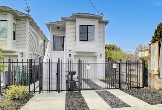 Primary Photo - 3231-3233 Hannah Street