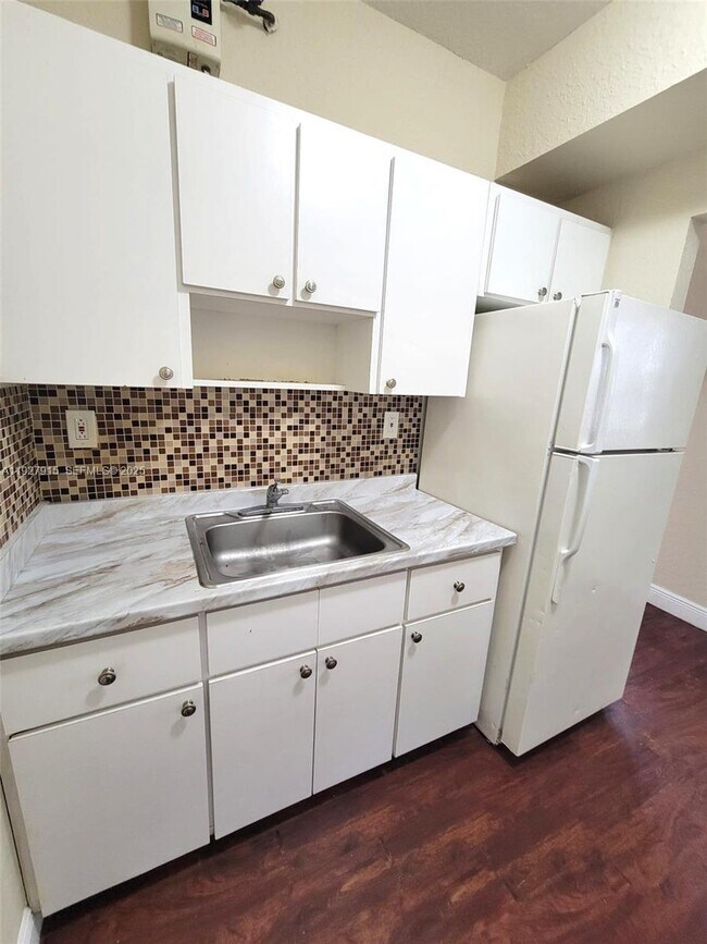 Building Photo - 237 NW 10th Ave