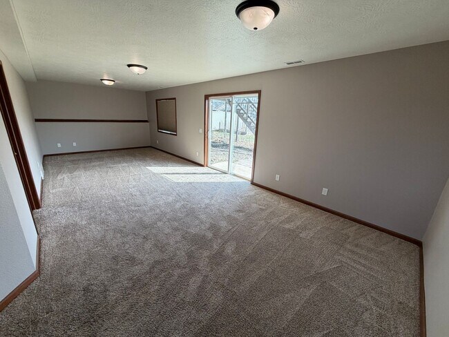 Building Photo - Feels like a New Home!