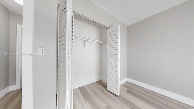 Building Photo - 329 SW 9th Ave