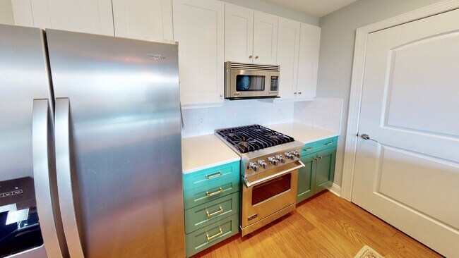 Building Photo - 701 Royal Ct