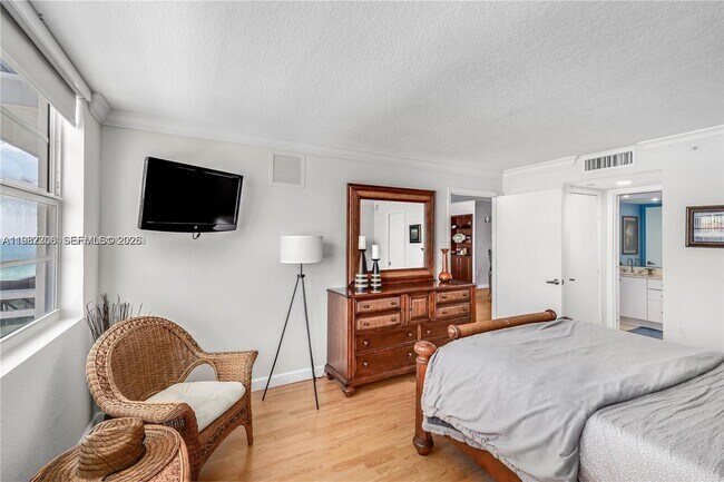 Building Photo - 6917 Collins Ave