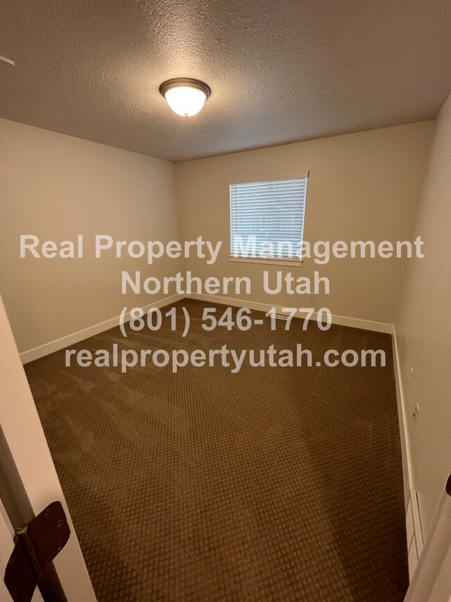 Building Photo - 3 Bedroom 2.5 Baths End Unit Townhome Avai...