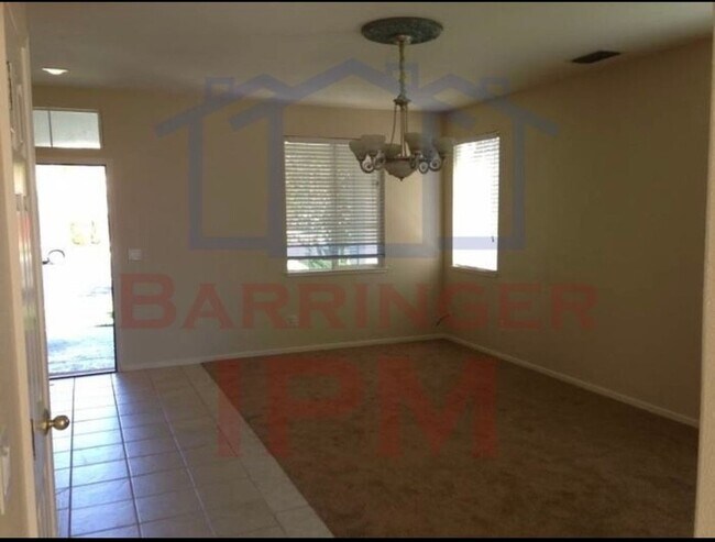 Building Photo - Close to freeway and shopping