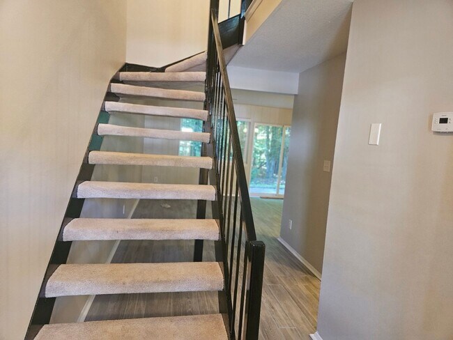 Building Photo - Lovely 2 BR 2.5 BA TH near UNC Chapel Hill! Available Now
