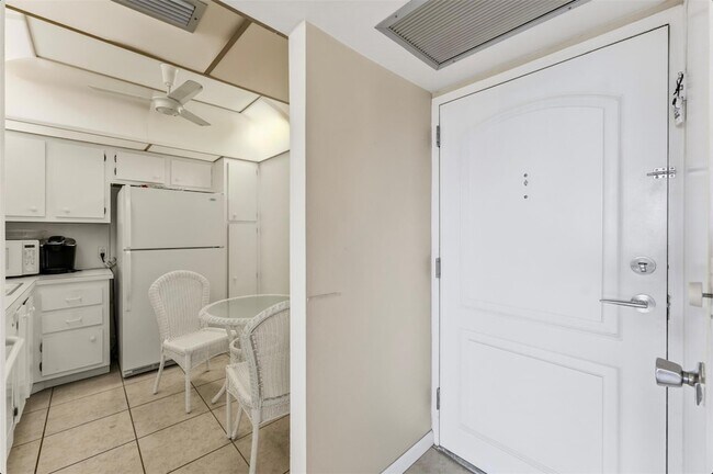 Building Photo - 3675 N Country Club Dr