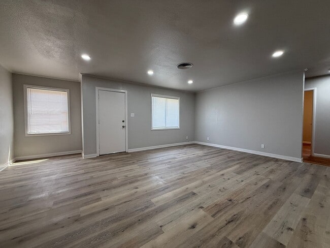 Building Photo - Three bedroom two bath rent house in a gre...
