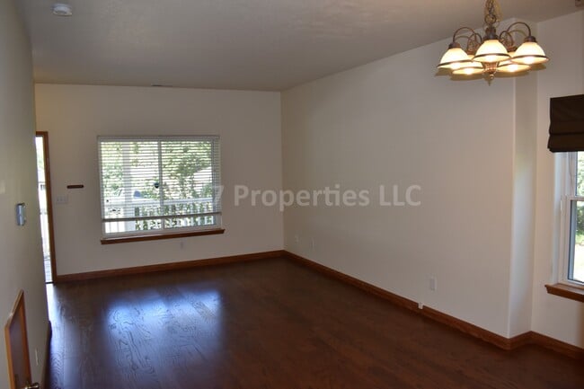 Building Photo - Spacious 3BD I 2.5BA Duplex Near the Yamhi...