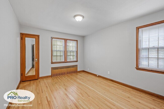Building Photo - 3 Bedroom Home in St. Paul