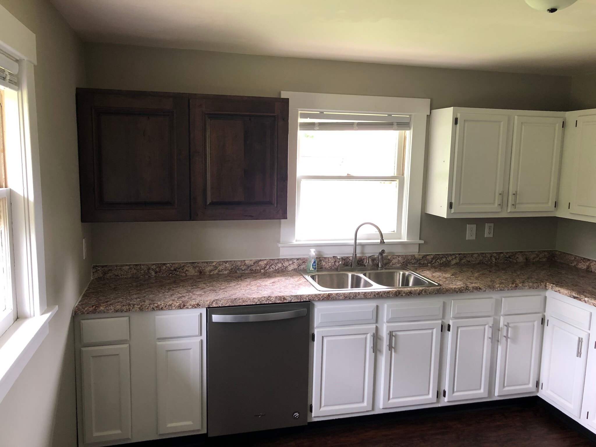 Building Photo - 411 N Vine St