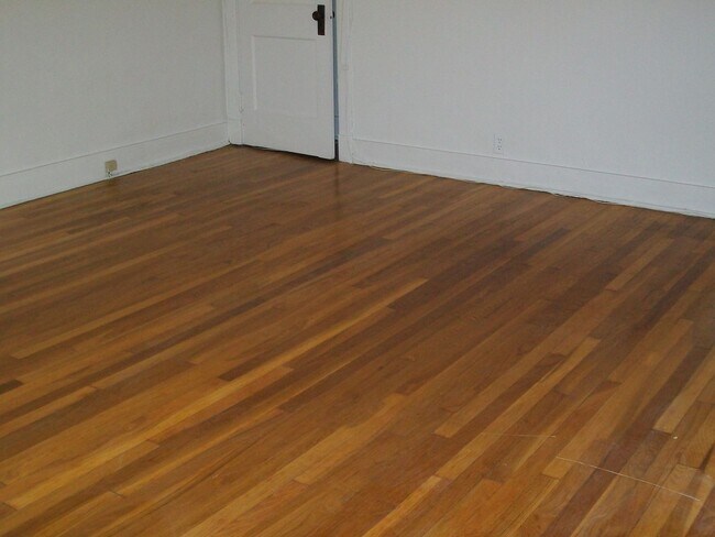 Building Photo - Available May 1, 2026. FLEXIBLE LEASE TERM!  Lease can end April 28, 2027, May 29, 2027 or June 2...