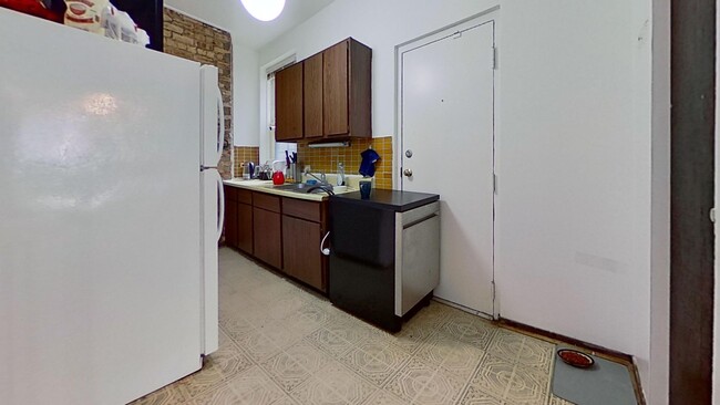 Building Photo - Raised First Floor East Lakeview One Bedroom