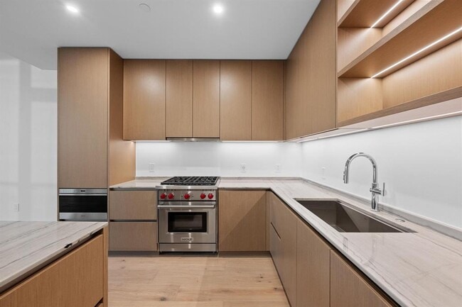 Building Photo - 610 Davis St