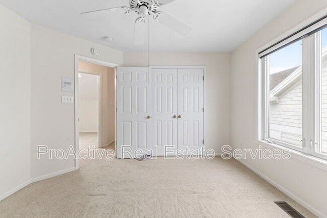 Building Photo - 9468 Bay Front Dr