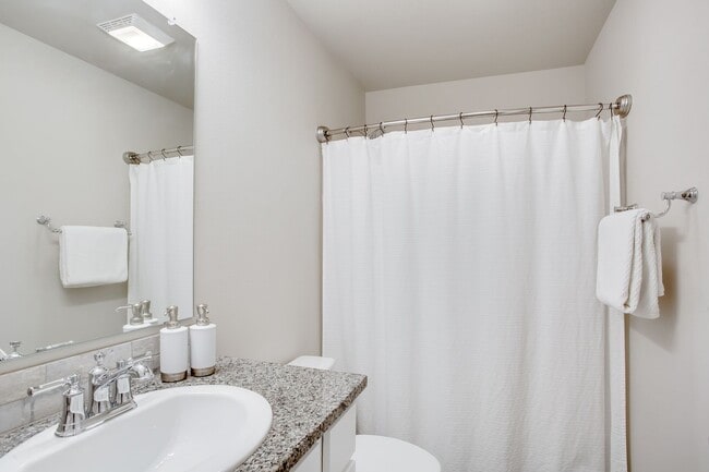 Building Photo - Available Now! 3/2/2 in Bell Farms!