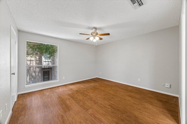 Building Photo - 995 Memorial Village Dr