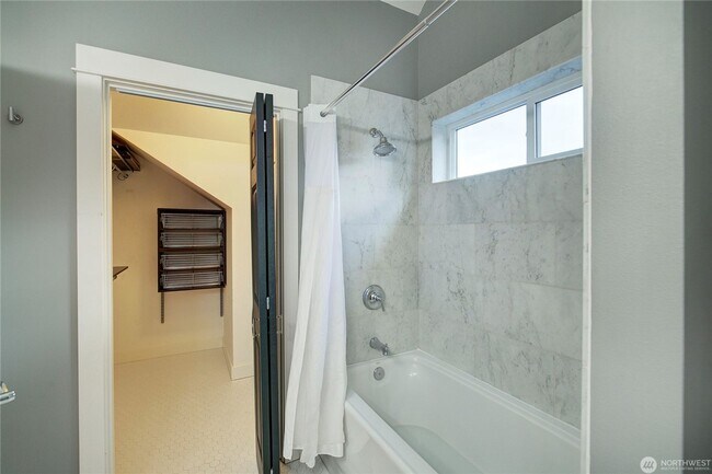 Building Photo - 2Bd/1.75Ba Seattle Home