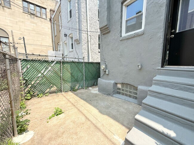 Building Photo - 1520 S Myrtlewood St