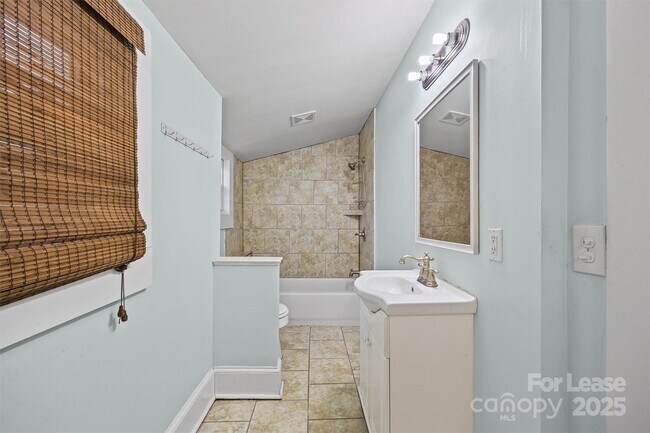 Building Photo - 512 Banks St