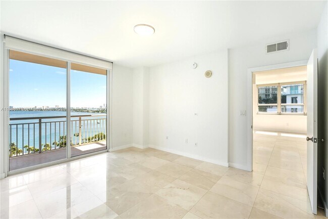 Building Photo - 2000 N Bayshore Dr