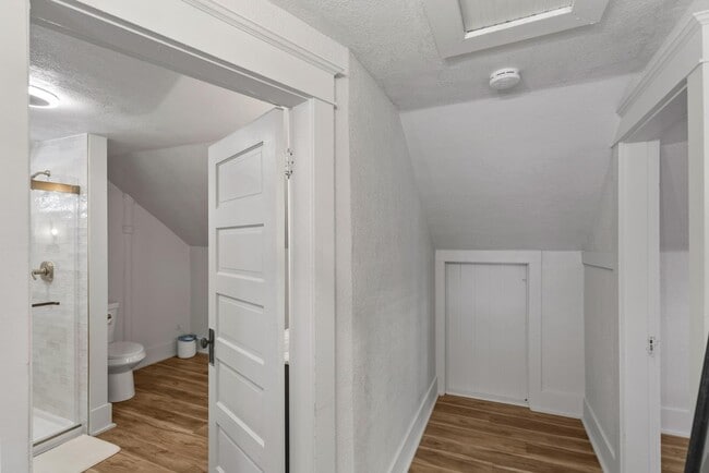 Building Photo - 631 SW Lindenwood Ave