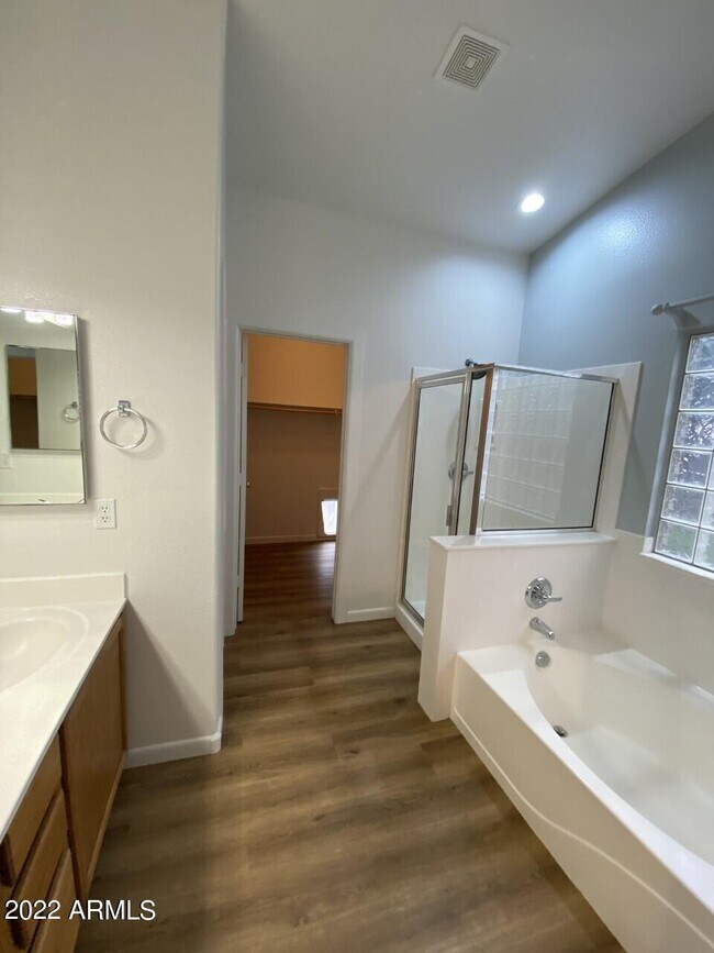 Building Photo - 8937 W Lone Cactus Dr