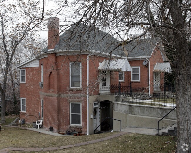 Building Photo - 307 N Center St