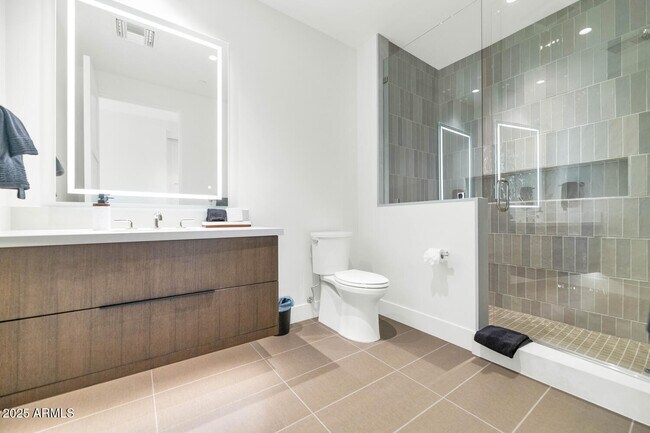 Building Photo - 5000 N Camelback Rdg Dr