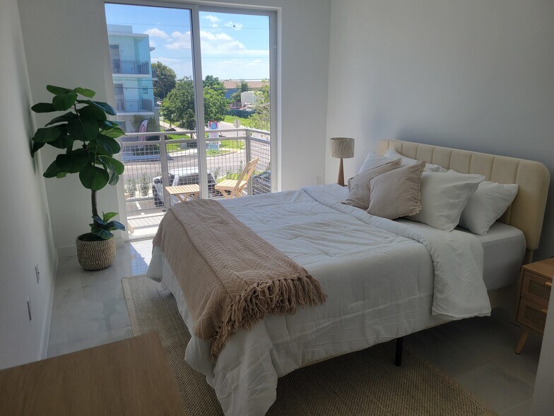 Building Photo - 935 SW 72nd Ave