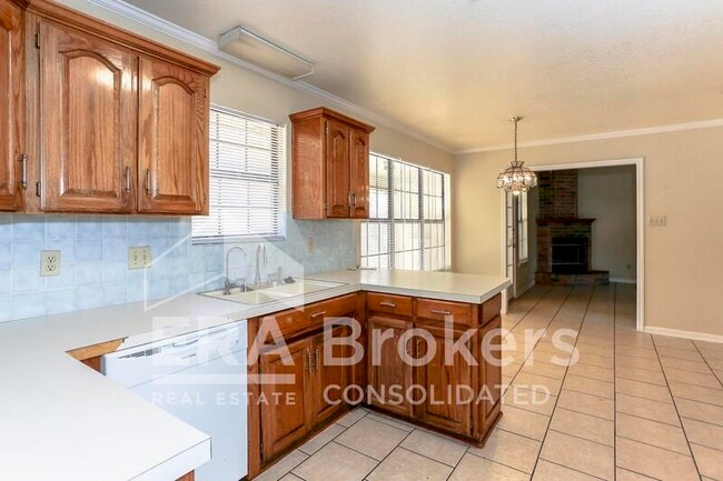 Building Photo - 800 Silver Creek Dr