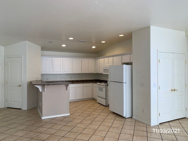 Building Photo - 4964 E Catalina Ct