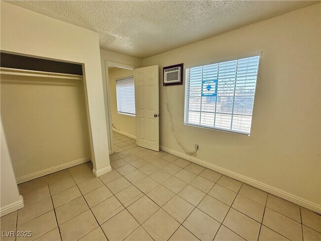 Building Photo - 1871 Shadow Mountain Pl