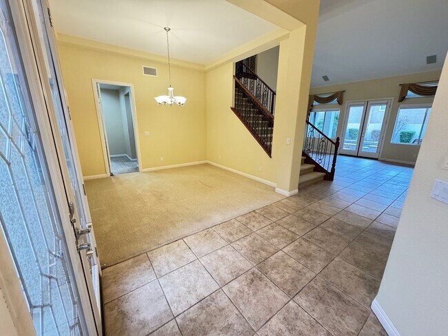 Building Photo - Spacious 4 Bedroom Home with Private Pool!