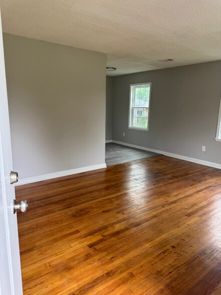 Building Photo - 2505 Hammond Ave