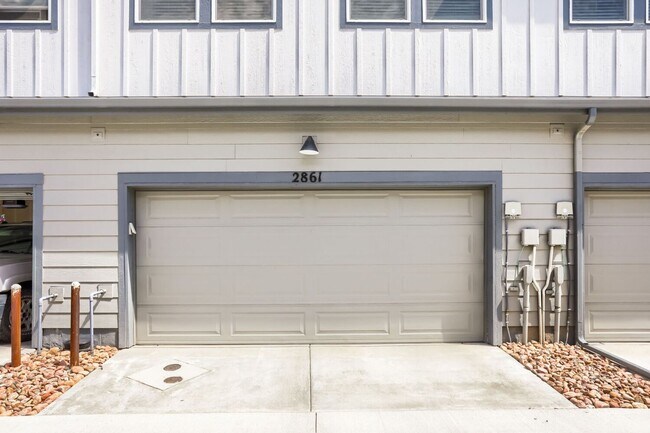 Building Photo - Beautiful 2024-Built Home with Pool, Clubhouse & Pickleball Courts-Available August 22!