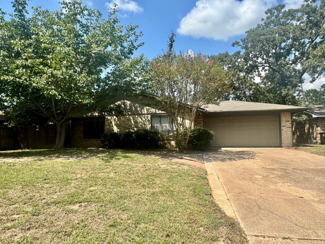 Primary Photo - 1004 Crestwood Dr