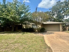 Building Photo - 1004 Crestwood Dr