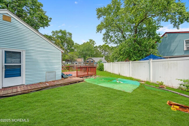 Building Photo - Short distance to beaches, shopping and pa...