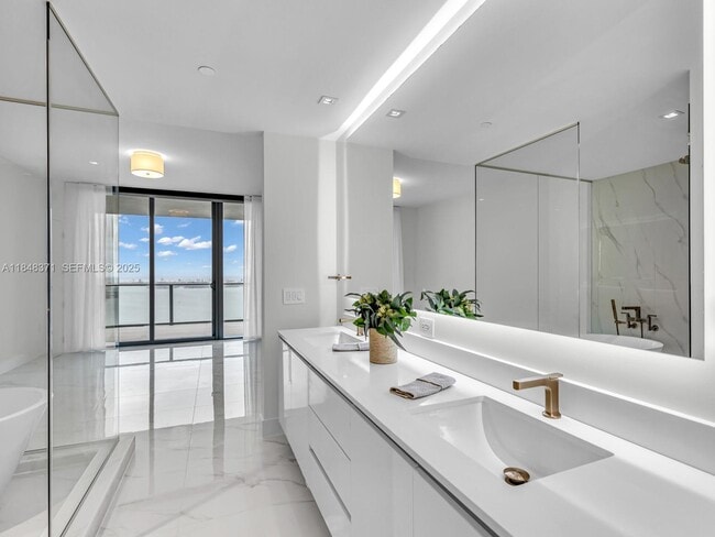 Building Photo - 700 NE 24th St