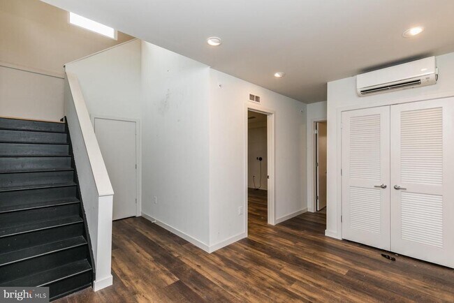 Building Photo - 2328 Memphis St