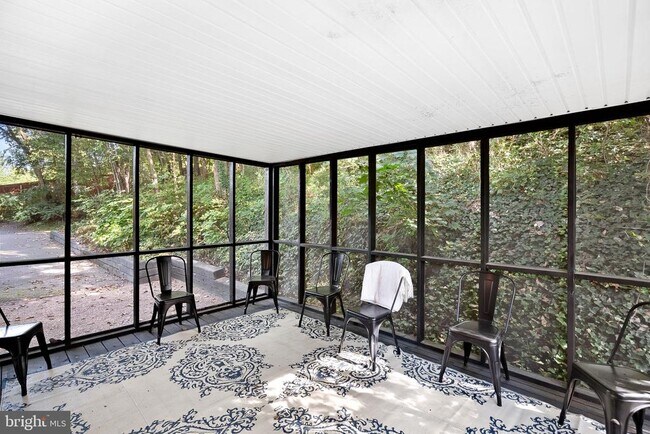 Building Photo - 862 Carrier Dr