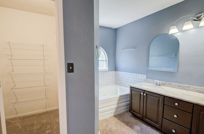 Building Photo - 4 Bedroom, 3 Bath, End Unit Townhome in Ce...