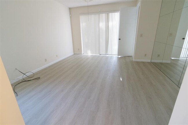 Building Photo - 8197 Royal Palm Ct