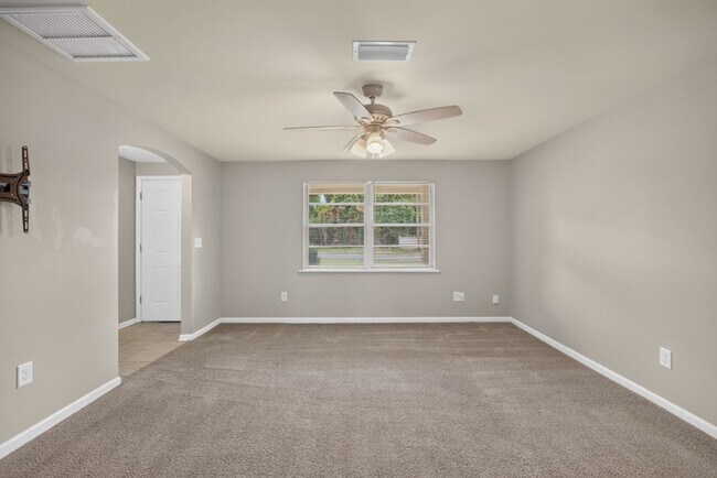Building Photo - Cute 3/2 Home in Orange park on a corner lot