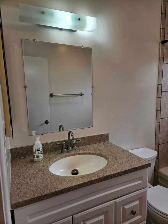 Building Photo - MOVE IN SPECIAL: Charming 2 Bedroom/1 Bath...