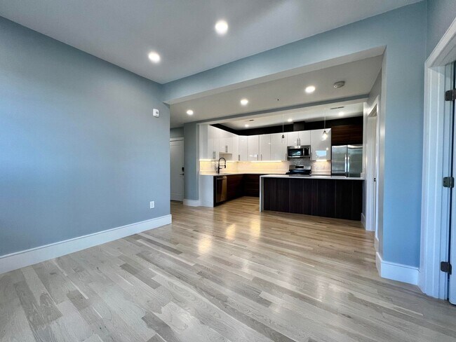 Building Photo - Luxury 4 Bed/2 Bath, LAUNDRY IN-UNIT, Newly Renovated, Private Porch, Washington Square