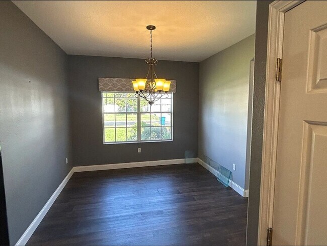Building Photo - 4 bedroom 2 bathroom Sterling Hills Home