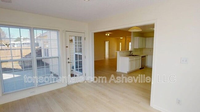 Building Photo - 342 Meadow Pathway Dr