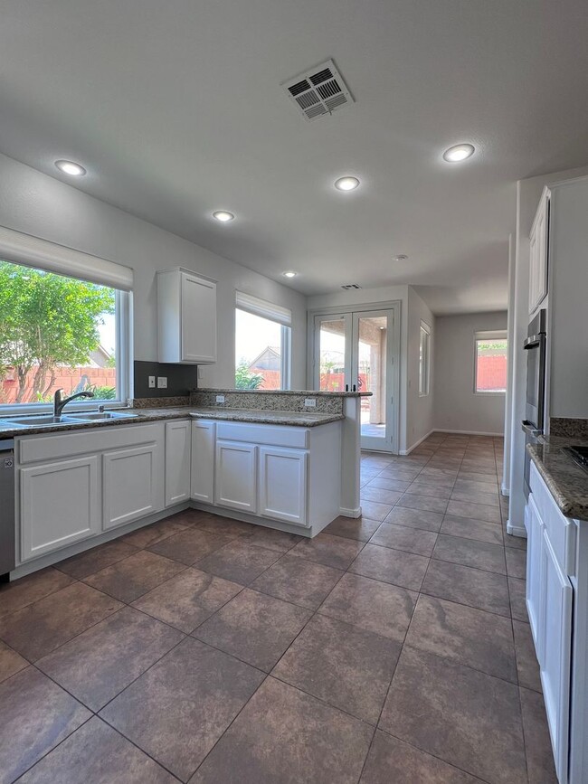 Building Photo - Stunning 4-Bed 3 Car Garage Gated Single S...