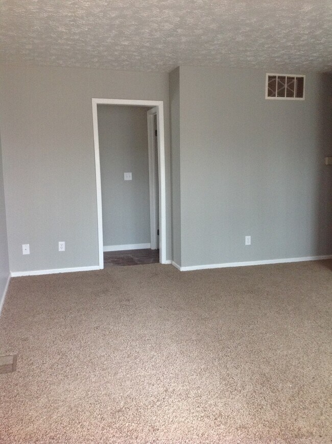 Building Photo - Southside 3 Bedroom with Fenced Yard!